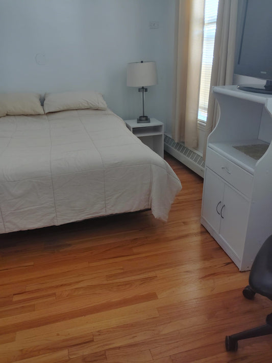 ¡Habitación amueblada con baño privado en Glendale, Queens!