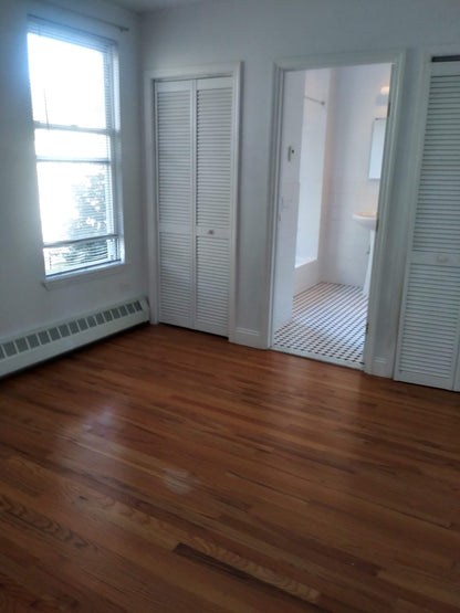 ¡Habitación amueblada con baño privado en Glendale, Queens!