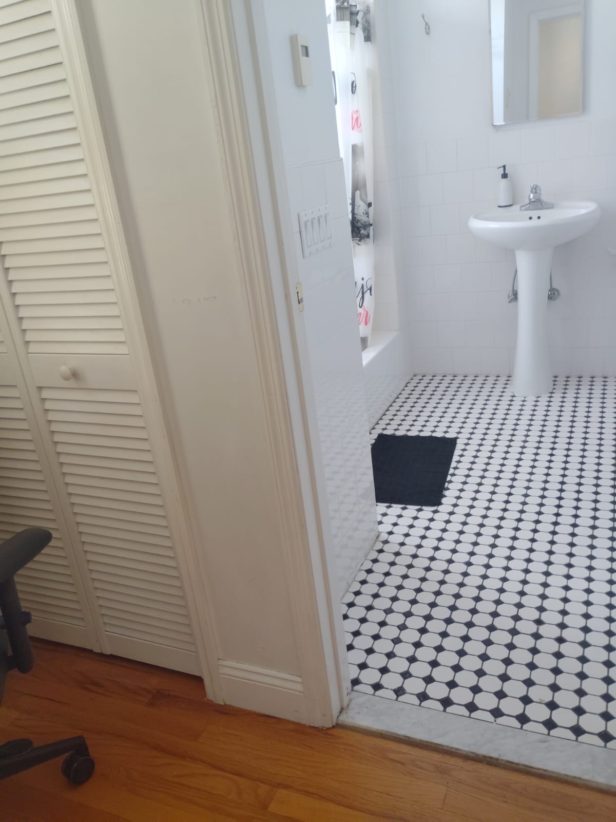 ¡Habitación amueblada con baño privado en Glendale, Queens!