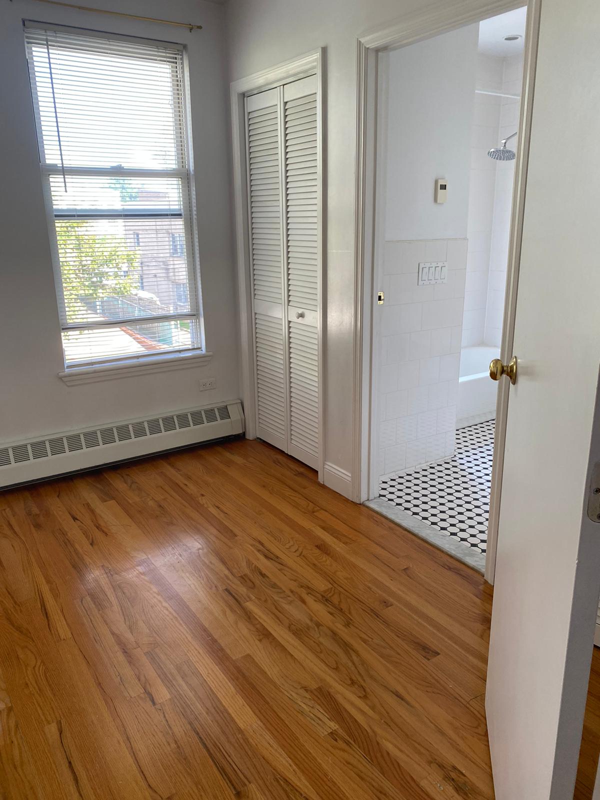 ¡Habitación amueblada con baño privado en Glendale, Queens!